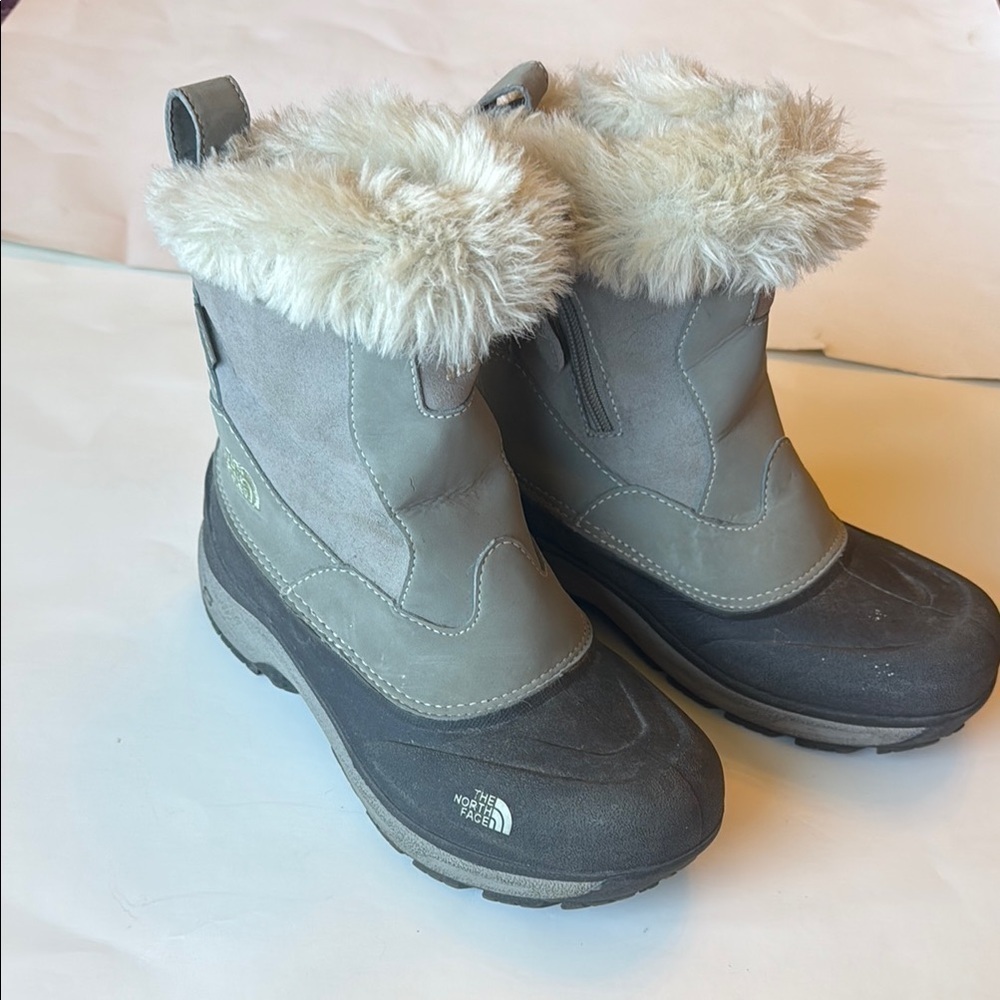 Kids The North Face Gray and Black Fur-Lined Snow Boots size 5